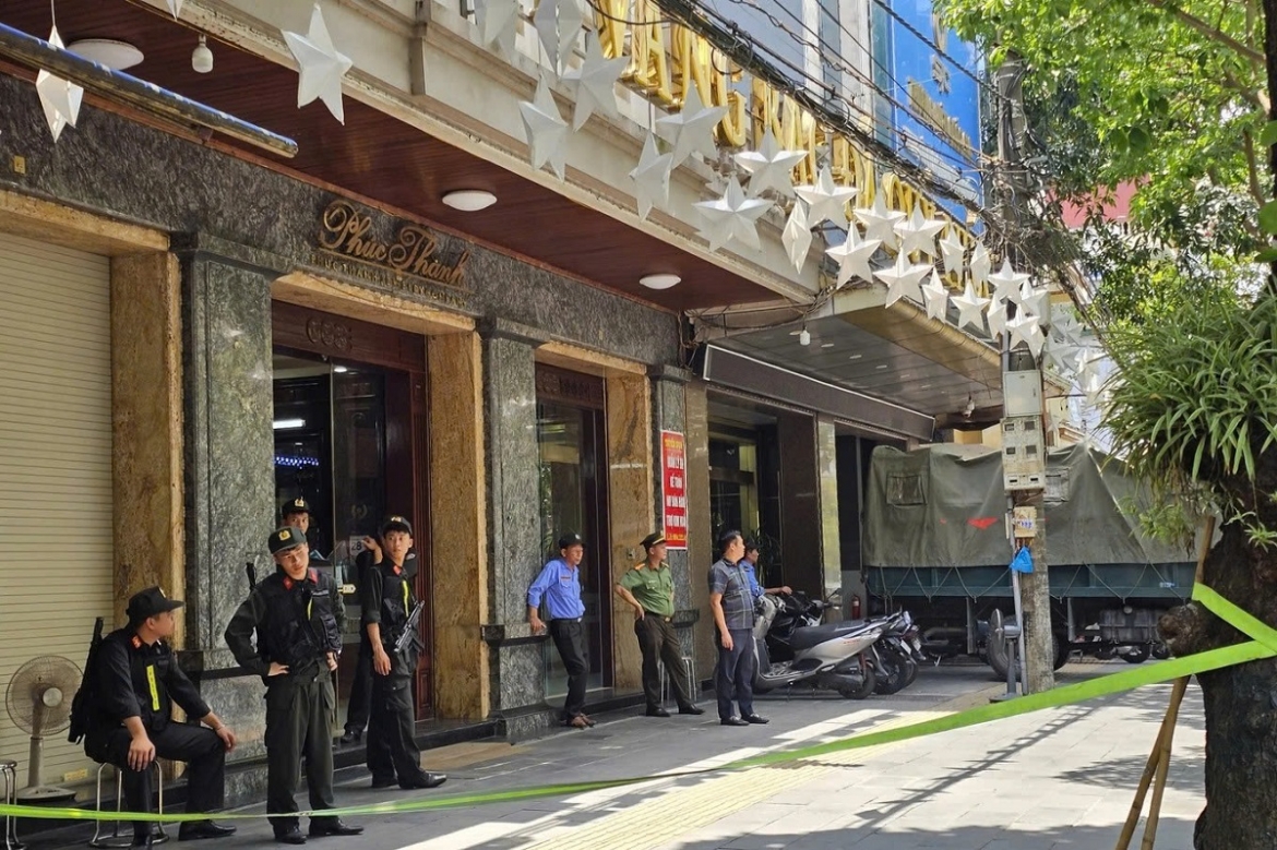 Lực lượng chức năng đã căng dây chặn tại Công ty vàng bạc đá quý Phúc Thành (Ảnh: MT)