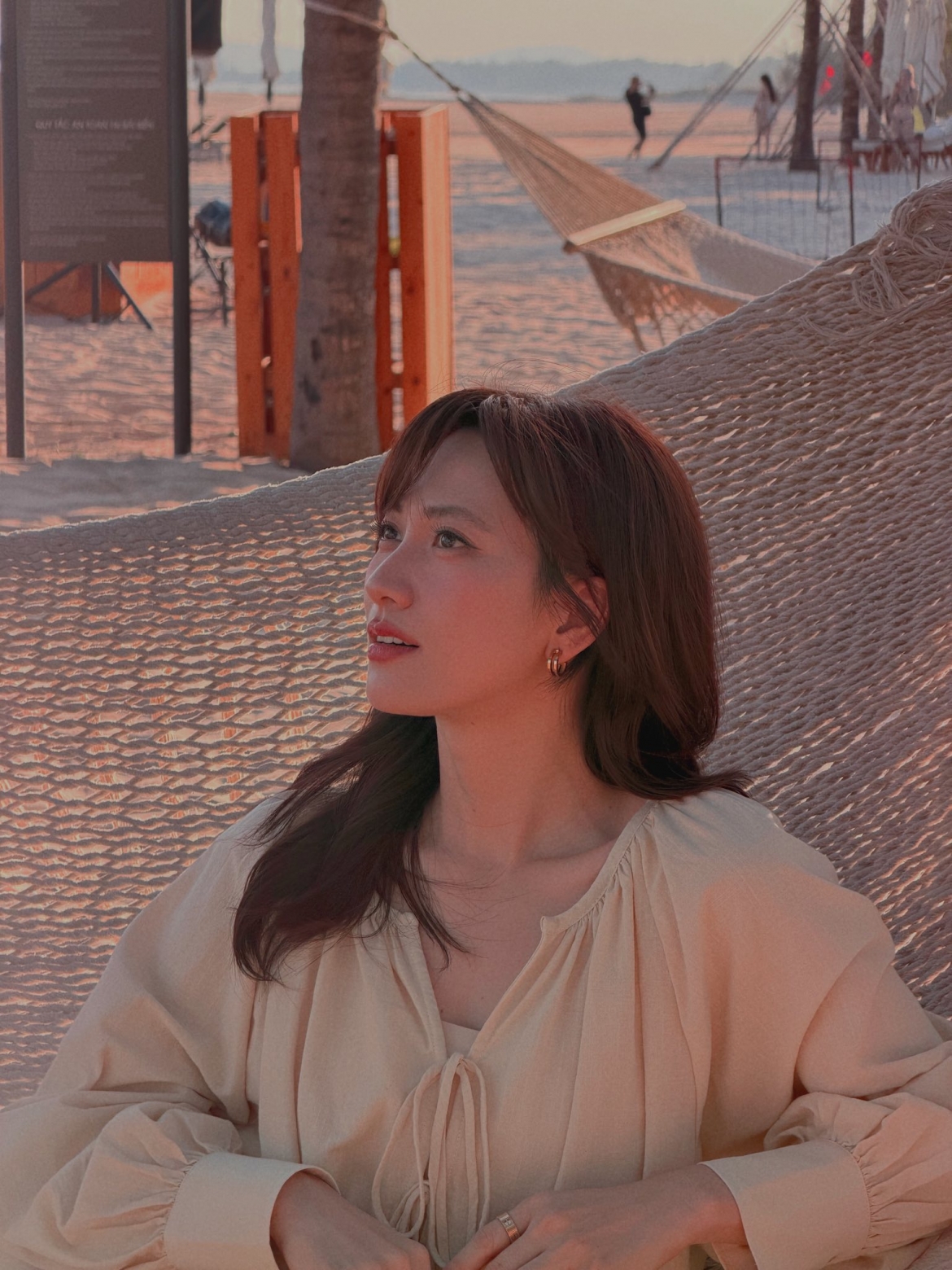 Phương Anh Đào gây chú ý với bộ ảnh xinh nhẹ nhàng trên biển cùng caption: “Người lì hợp tính”.