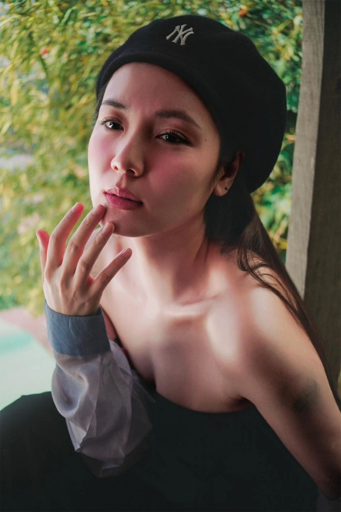 Ca sĩ Phương Linh khoe vai trần nuột nà ở tuổi 42 trong chuyến du lịch Trung Quốc.