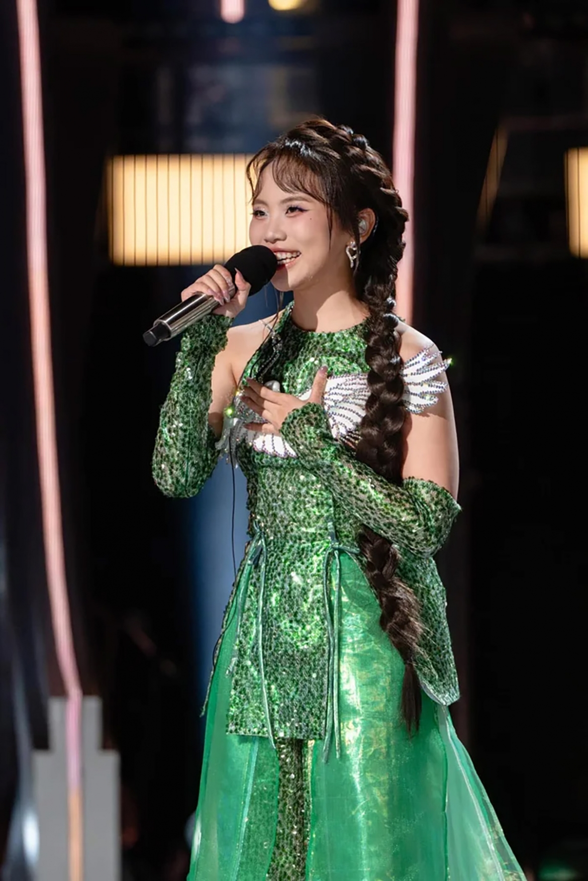 Loạt video ghi lại những phần trình diễn của Phương Mỹ Chi tại Sing! Asia đã xuất hiện trở lại trên kênh YouTube chính thức của nữ ca sĩ.