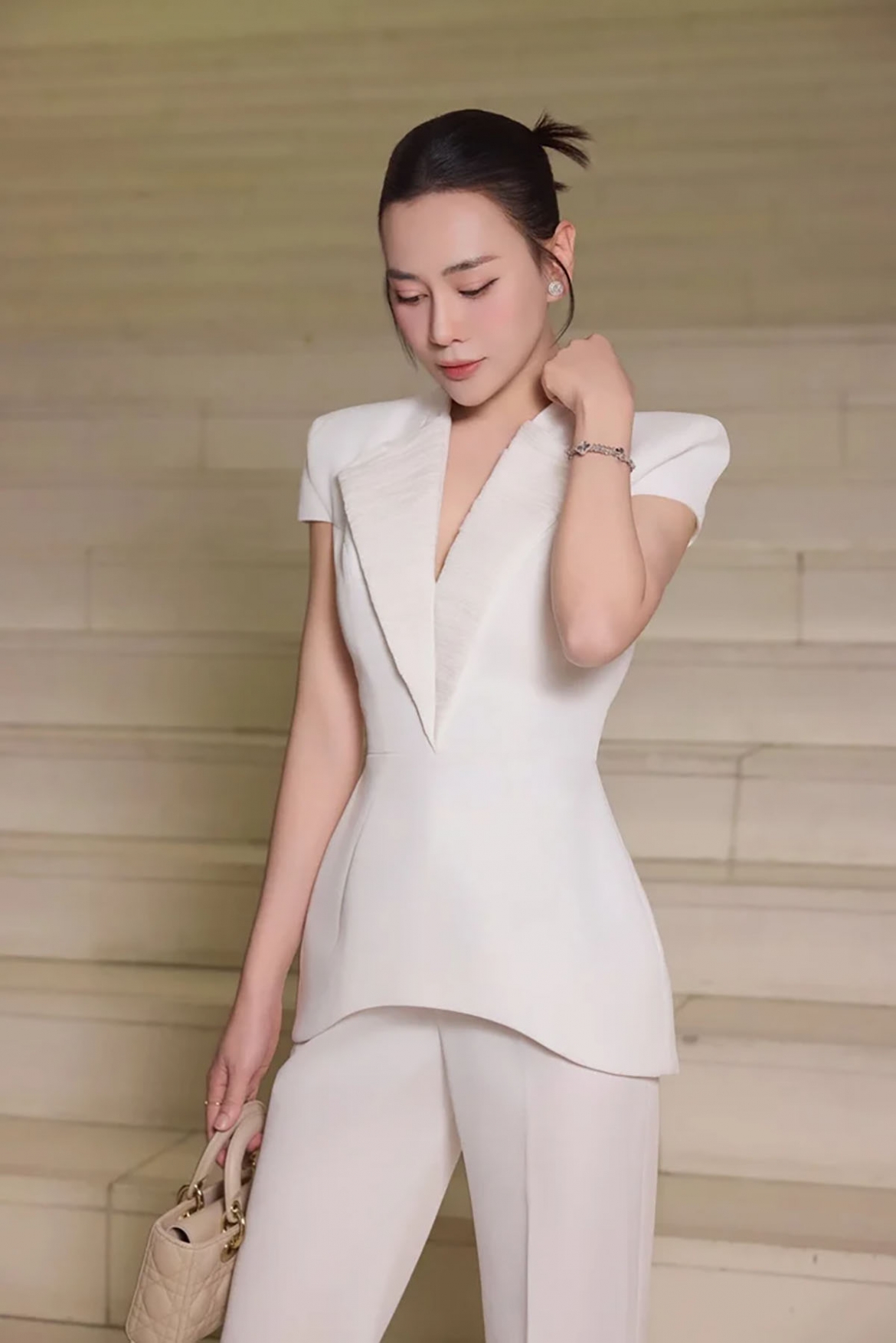 Sau quãng thời gian dài gần như “ở ẩn” giữa những ồn ào ngoài phạm vi nghệ thuật, Phương Oanh đang dần trở lại với hình ảnh tích cực hơn trên mạng xã hội.