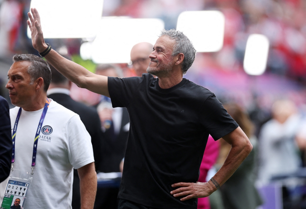 HLV Luis Enrique vẫy tay chào người hâm mộ (Ảnh: Reuters)
