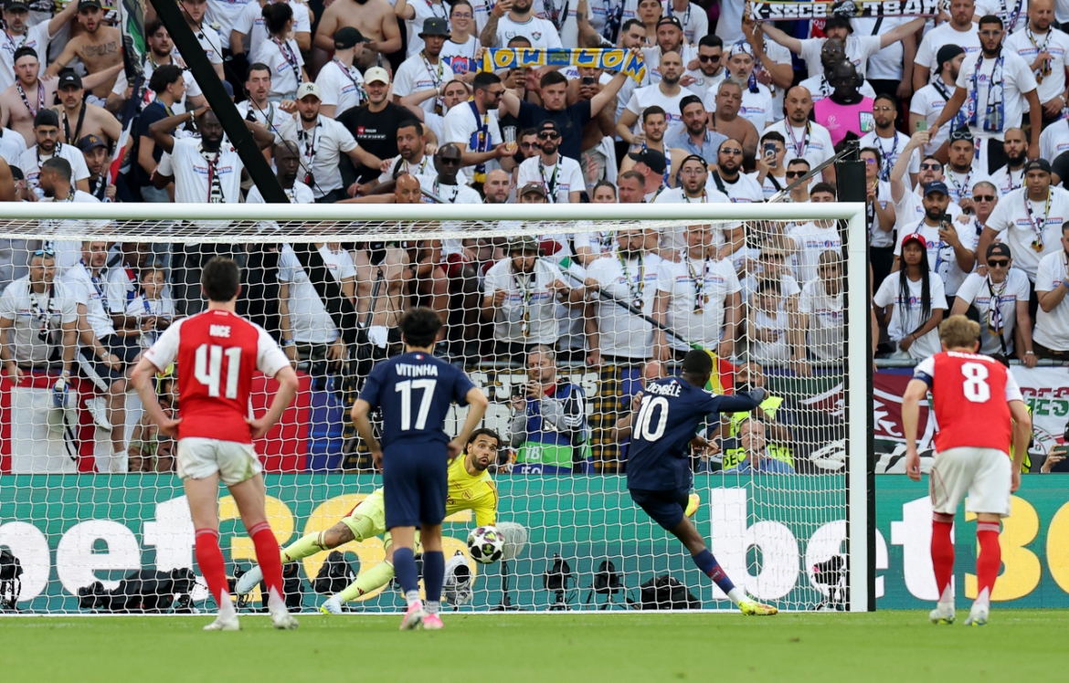 Dembele thực hiện thành công quả phạt đền (Ảnh: Reuters)