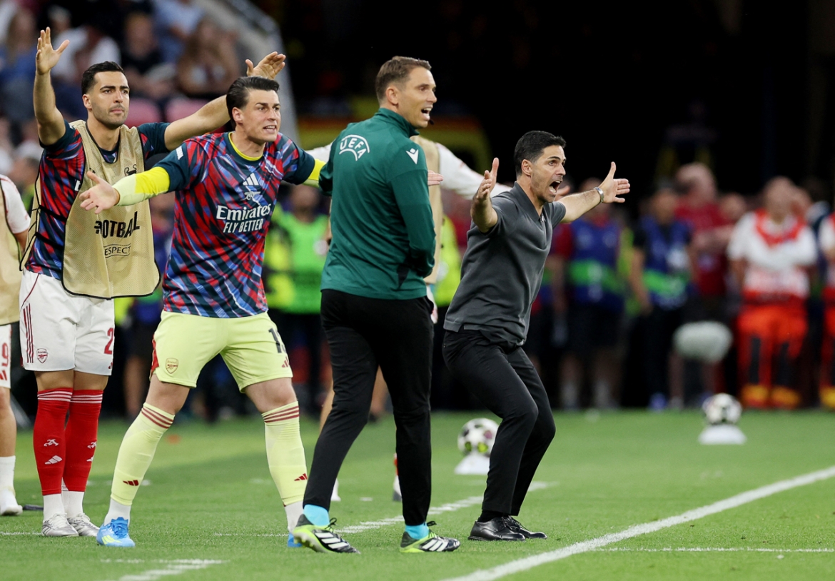 Arsenal phản ứng dữ dội sau tình huống ngã trong vòng cấm của Madueke (Ảnh: Reuters)