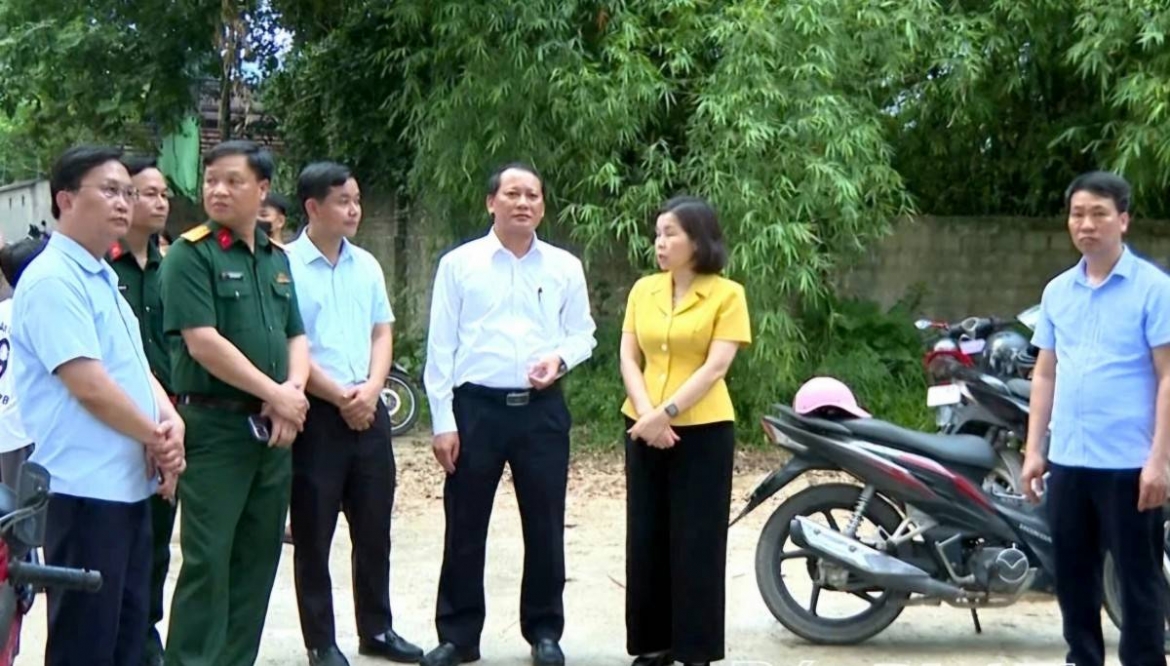 Phó Chủ tịch UBND tỉnh Phú Thọ Phùng Thị Kim Nga chỉ đạo công tác tìm kiếm cứu nạn.