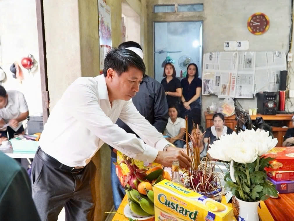 Phó Chủ tịch UBND tỉnh Phú Thọ Nguyễn Khắc Hiếu thăm viếng các cháu gặp nạn.