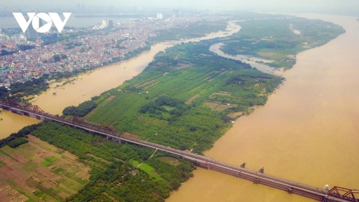Sông Hồng chảy qua khu vực cầu Long Biên