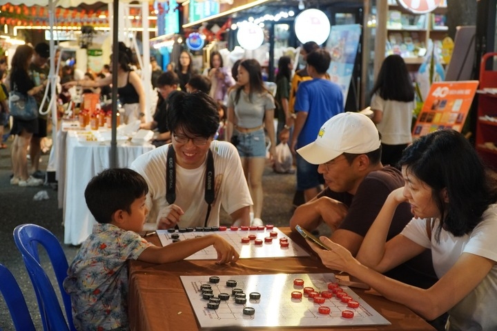 Những đồ chơi boardgame giúp trẻ kết nối với cha mẹ (Ảnh: Đường sách TP.HCM)