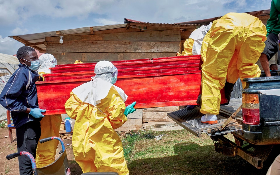 Quan tài bệnh nhân tử vong do Ebola ở Congo. Ảnh: Reuters.