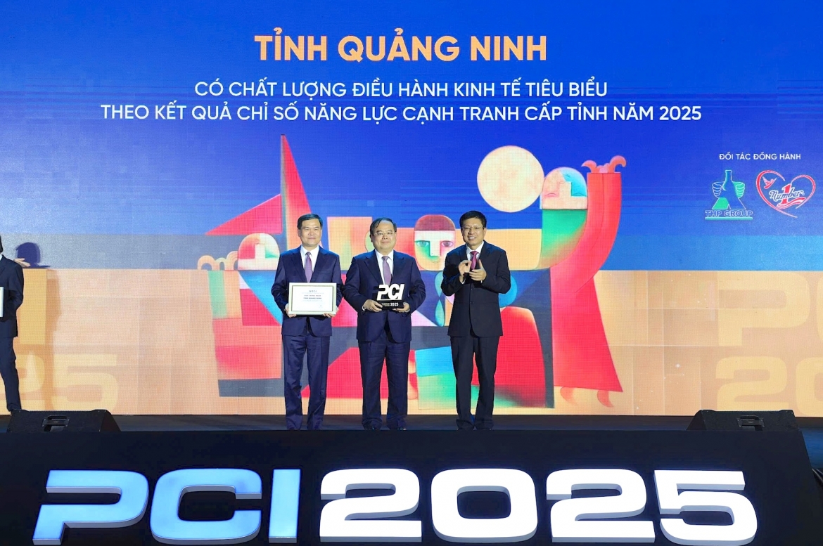 Bí thư Tỉnh uỷ Quảng Ninh Quản Minh Cường và Chủ tịch tỉnh Quảng Ninh Bùi Văn Khắng nhận cúp PCI các địa phương dẫn đầu nhóm chất lượng điều hành ở mức "Tốt"