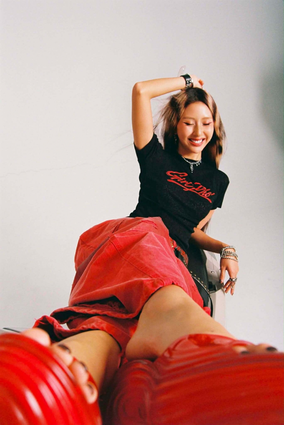 Quỳnh Anh Shyn tiếp tục khẳng định gu thời trang khác biệt với concept "girl phố" cá tính.