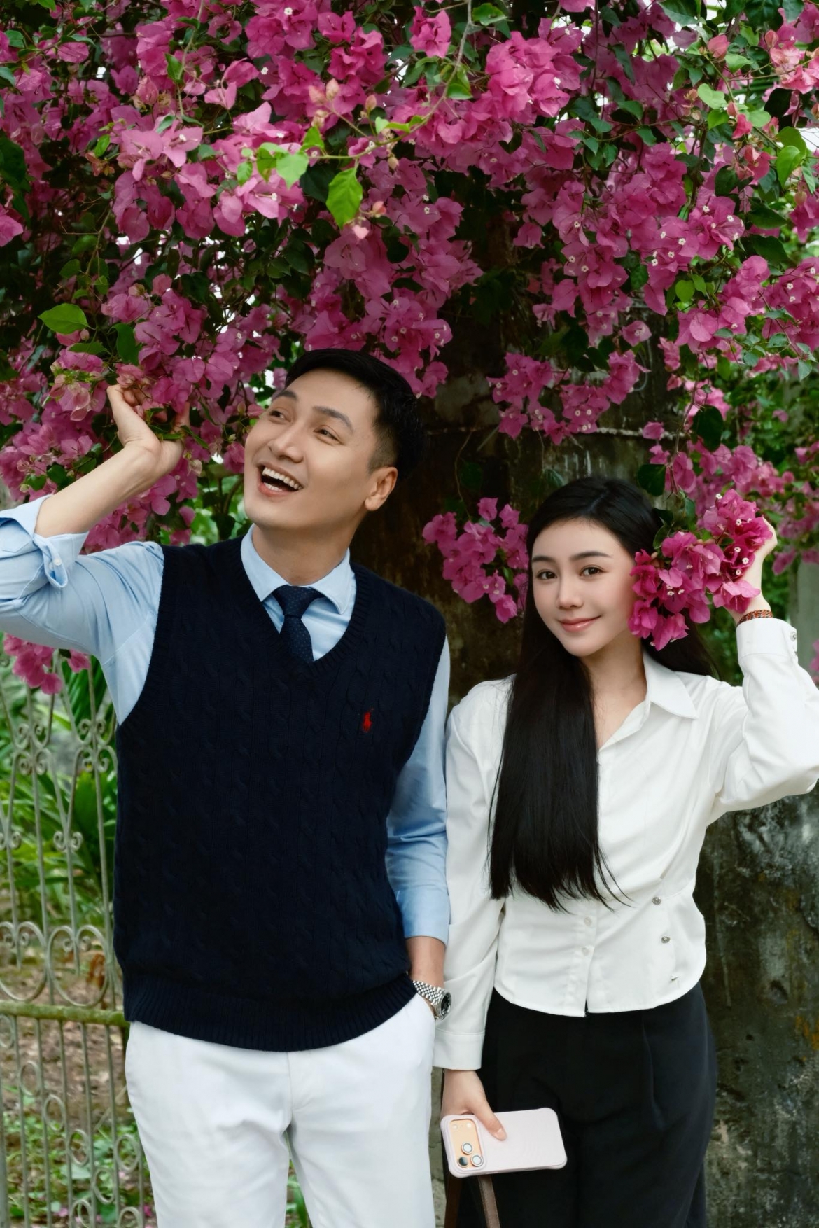 Quỳnh Kool và Mạnh Trường khiến fan thích thú với loạt ảnh hậu trường đáng yêu. Cả hai tiếp tục được khen đẹp đôi sau nhiều lần hợp tác trên màn ảnh.