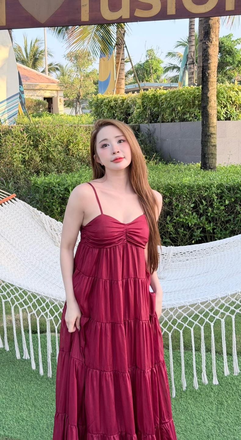 Quỳnh Nga đăng ảnh đầy tâm trạng cùng caption: “Cầm tay em và bên em khóc khi em cười”, khiến fan lập tức đoán già đoán non về chuyện tình cảm.