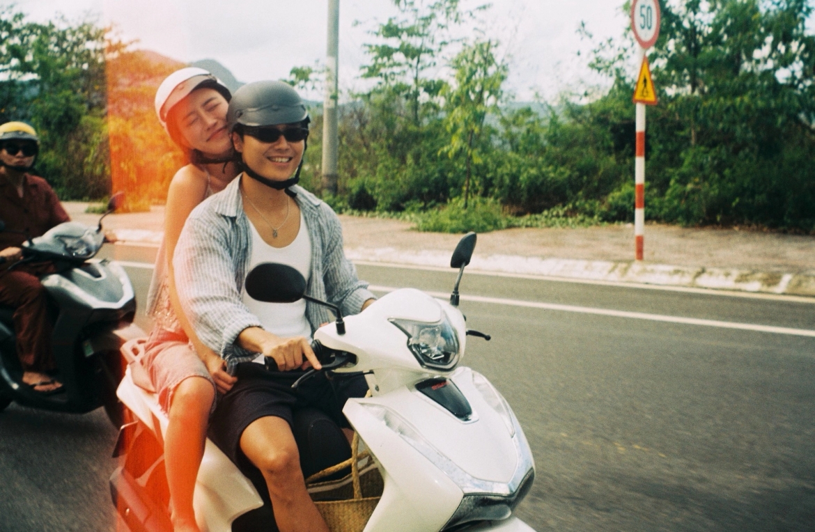 Bích Phương - Tăng Duy Tân vừa có chuyến đi Côn Đảo cùng nhóm bạn thân gồm Quỳnh Anh Shyn, Vũ Thảo My... Dù vẫn úp mở về chuyện hẹn hò, họ không ngại khoe hình tình tứ trên mạng xã hội. Bích Phương ôm eo lúc được Tăng Duy Tân đèo xe máy.