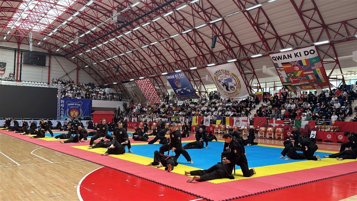 Trình diễn đối kháng tập thể.