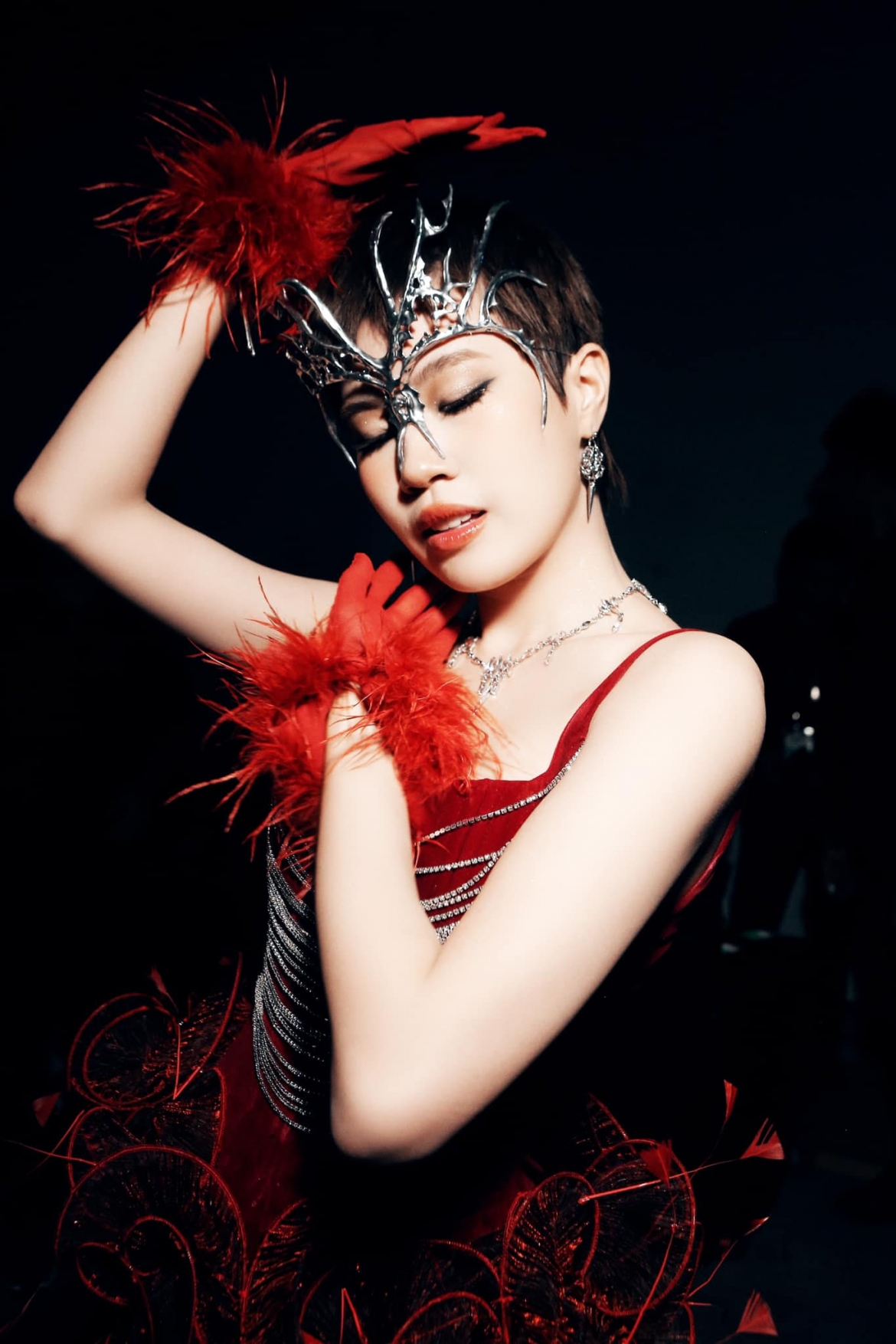 “Tôi may mắn khi được vào nghề từ sớm, nhận được nhiều sự quan tâm từ khán giả. Tôi cũng từng có khoảng thời gian tự ti về ngoại hình và cả những giới hạn của bản thân...”.