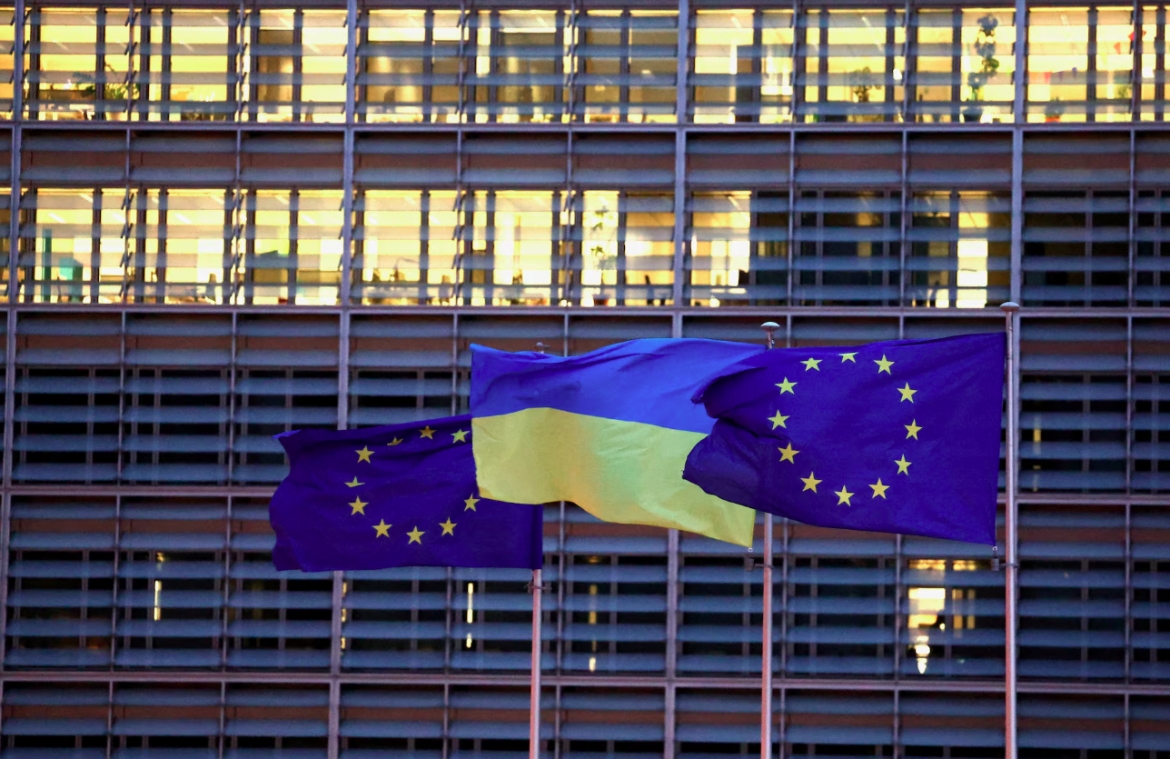 Cờ Liên minh châu Âu và cờ Ukraine tung bay bên ngoài trụ sở Ủy ban châu Âu tại Brussels, Bỉ, ngày 24/2/2025. Ảnh: Reuters
