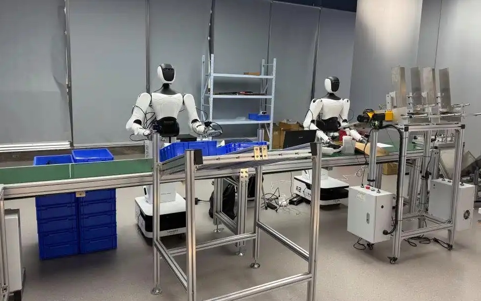 Các robot làm việc trên mô hình thu nhỏ tỷ lệ 1:1 của dây chuyền sản xuất máy tính cá nhân tại Trung tâm thí điểm ứng dụng AI quốc gia ở Hàng Châu. Ảnh: Tân Hoa xã.