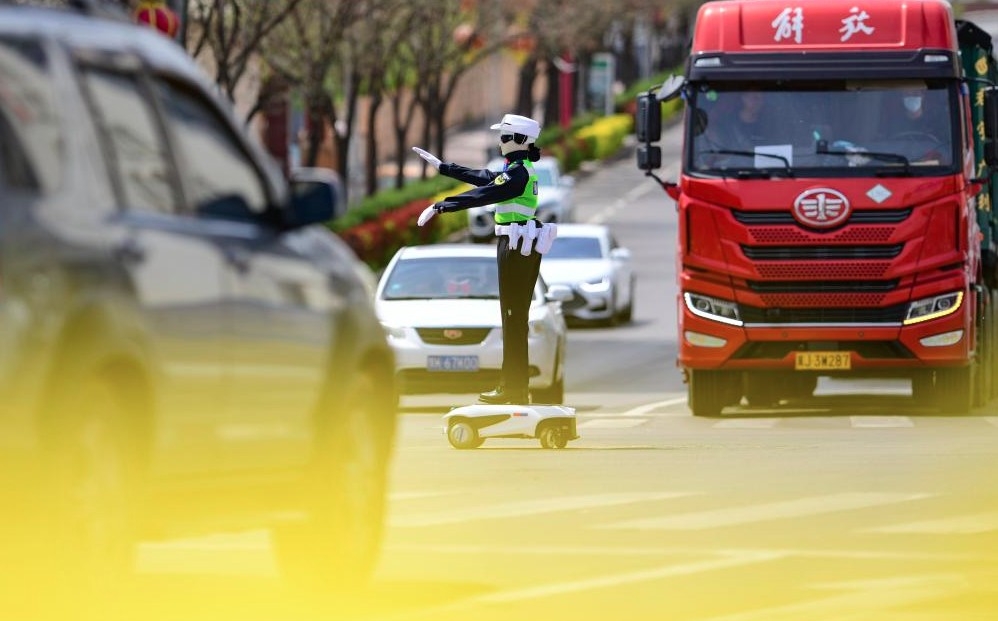 Robot cảnh sát giao thông làm nhiệm vụ ở Ordos, Khu tự trị Nội Mông, miền Bắc Trung Quốc. Ảnh: Tân Hoa xã