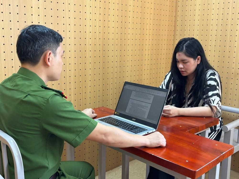 Đối tượng cầm đầu Lê Việt Trinh tại Cơ quan điều tra. Ảnh: CA Hà Tĩnh