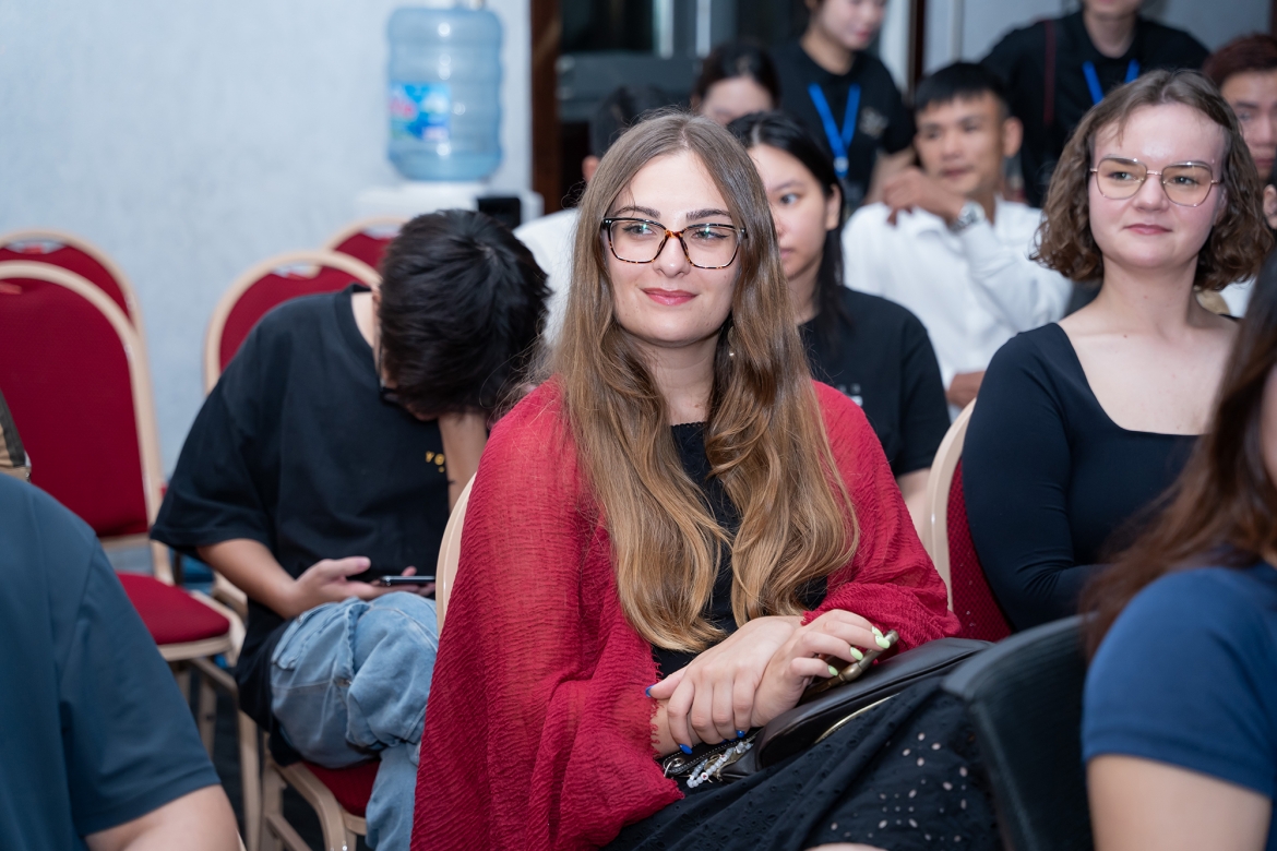 Cô Silvia Martinez, người Tây Ban Nha, tình nguyện viên đang làm việc tại Hà Nội, chia sẻ: "Mặc dù không hiểu  lời hát, tôi vẫn cảm nhận được người Việt Nam có thể thể hiện sự giàu có về văn hóa thông qua nghệ thuật..."