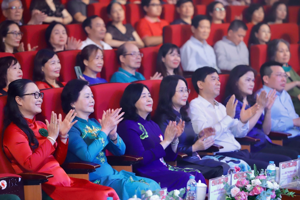 Các đại biểu tham dự chương trình nghệ thuật đặc biệt "Sáng mãi tên Người"