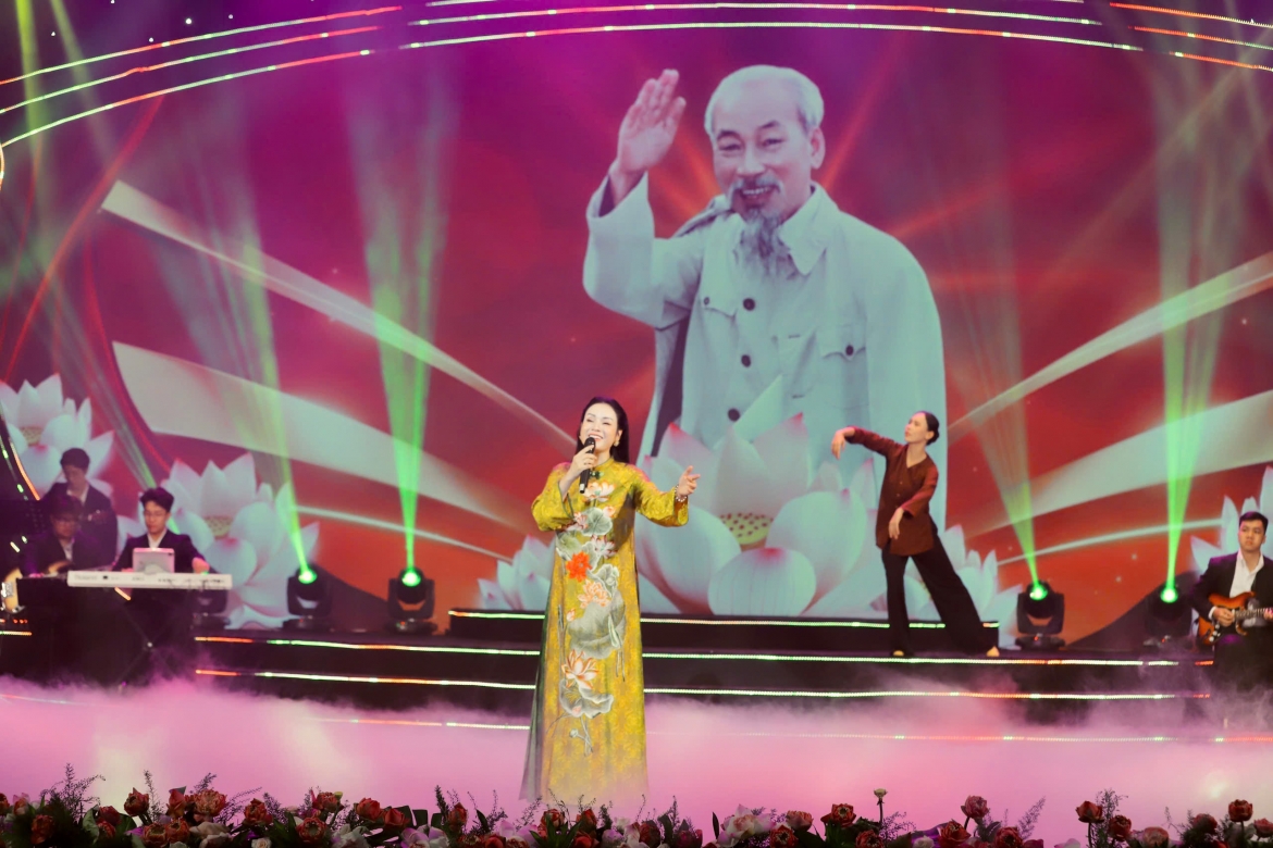NSƯT Tân Nhàn thể hiện ca khúc "Từ làng Sen"