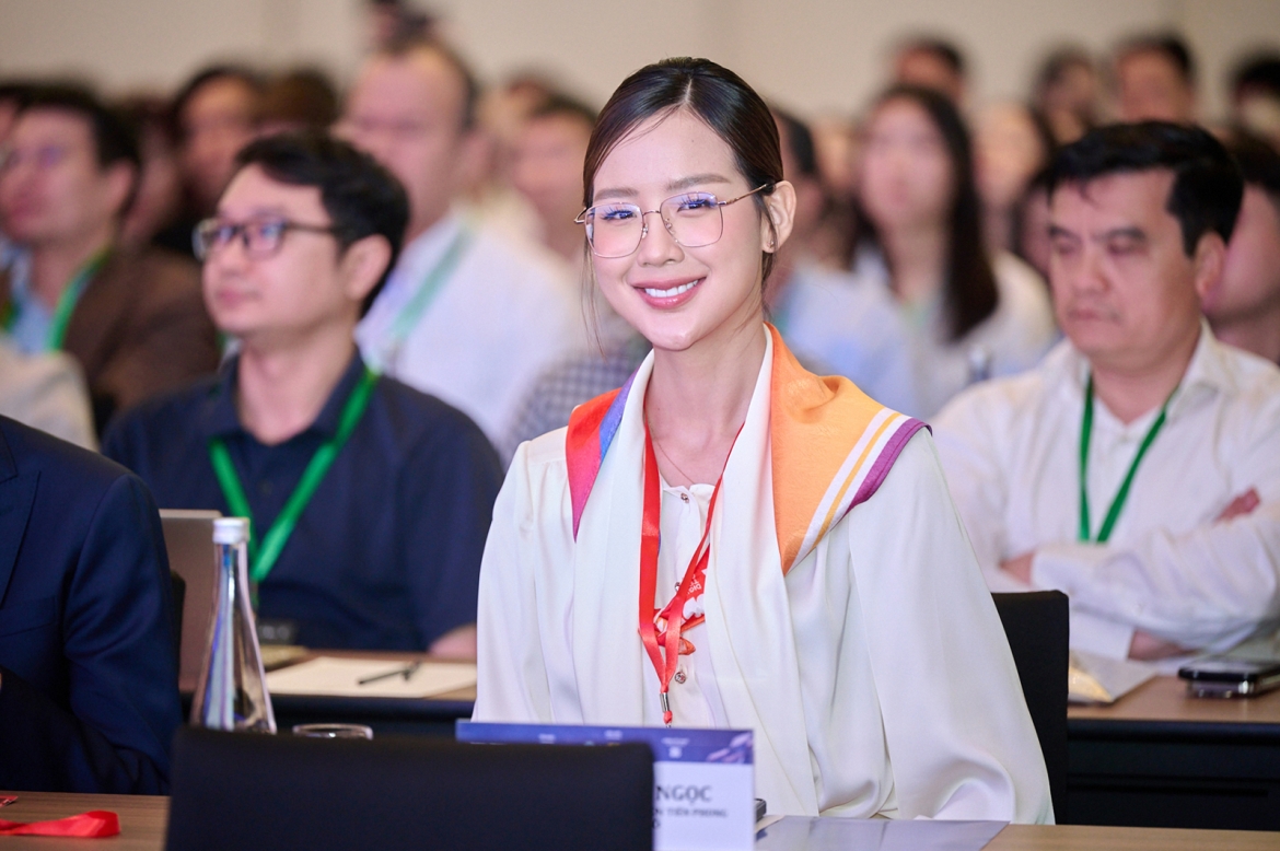 Hoa hậu Bảo Ngọc có mặt trong sự kiện với chủ đề Xây dựng niềm tin số tài chính trong kỷ nguyên AI. Người đẹp ghi điểm nhờ vóc dáng cao nổi bật, thần thái tự tin cùng nhan sắc rạng rỡ.