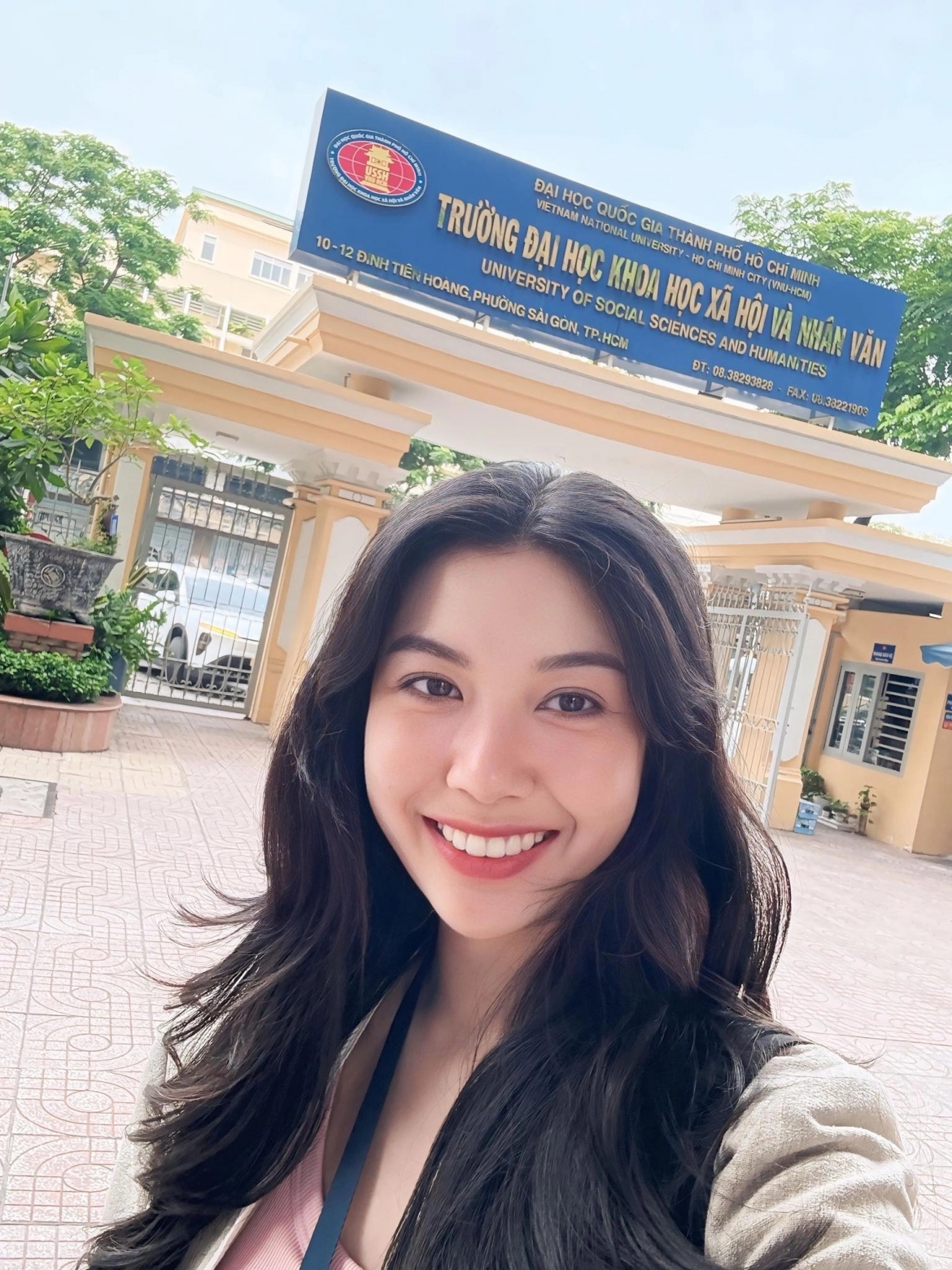 Á hậu Thúy Vân vừa hoàn thành kỳ thi. Cô đang học chương trình thạc sĩ tại Trường Đại học Khoa học Xã hội và Nhân văn, ĐHQG TP.HCM.