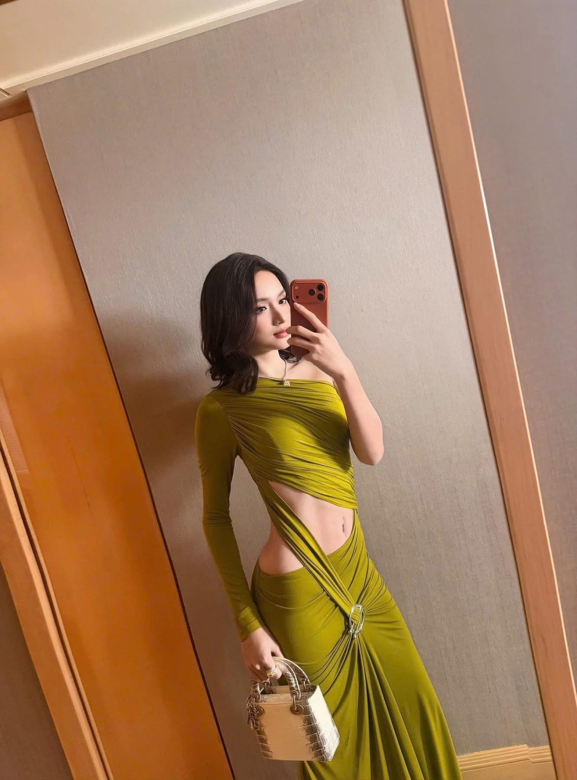Mới đây, Hương Giang tiếp tục khiến cộng đồng fan sắc đẹp bàn tán khi tung loạt ảnh nhập cuộc Miss Grand All Stars 2026. Mở tiết mục "mở màn" này, Hương Giang diện thiết kế body ôm sát với hàng loạt chi tiết cut-out táo bạo chạy dọc eo và hông.