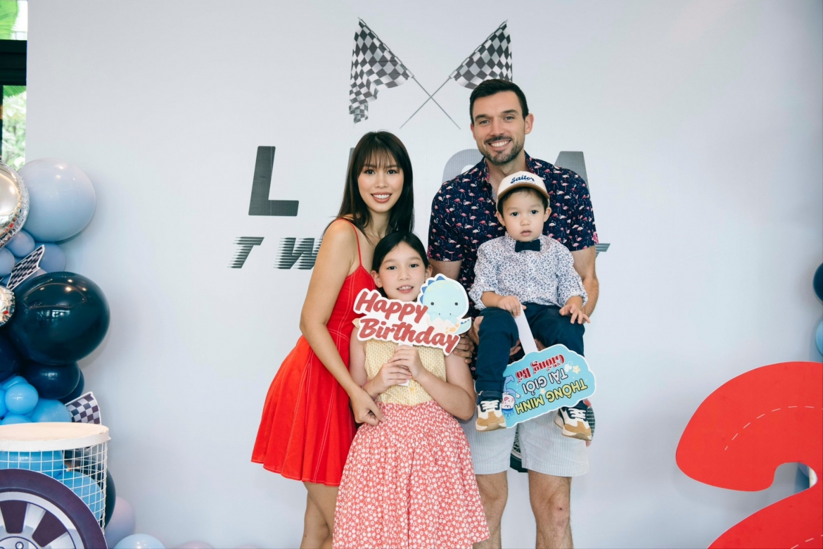 Vợ chồng siêu mẫu Hà Anh mừng sinh nhật con trai út, bé Luca, lên 2 tuổi.