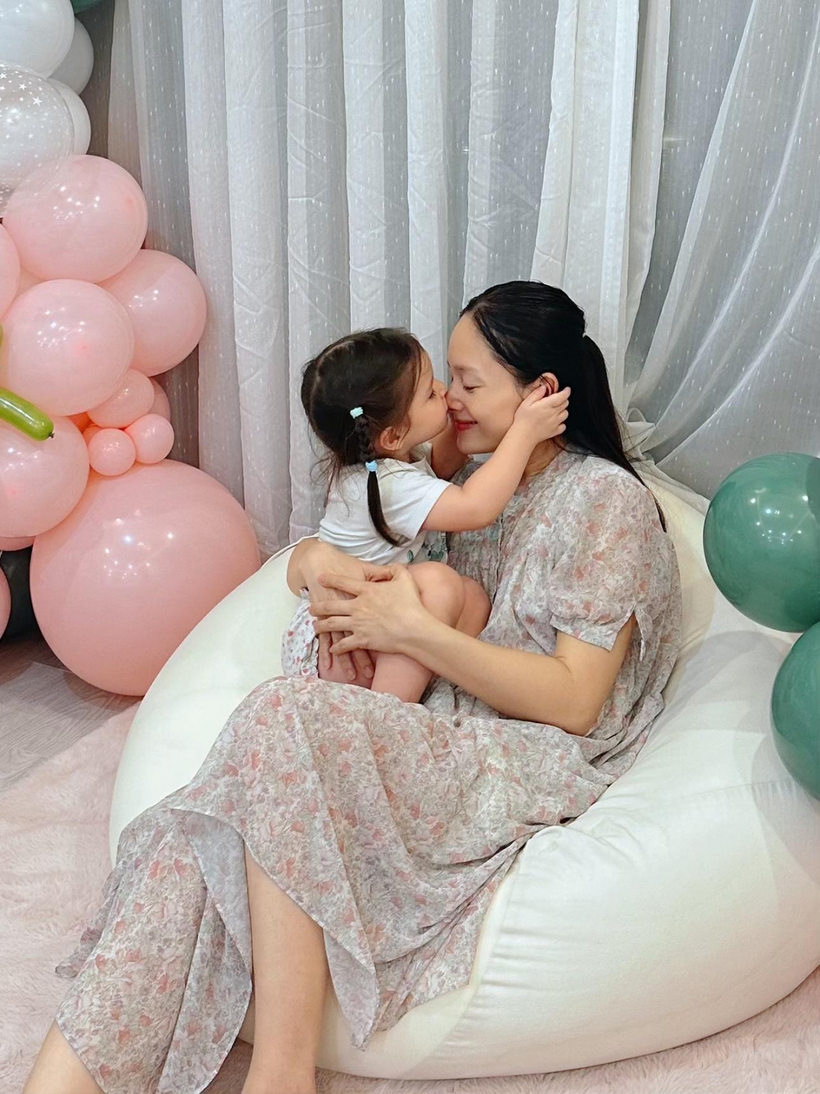 Diễn viên Lan Phương tổ chức sinh nhật cho con gái lớn - bé Lina Linh - tại nhà riêng, theo đúng nguyện vọng của bé. Lan Phương cho biết cô trang trí, bày tiệc tại nhà, để bé mời hai bạn thân đến cắt bánh sinh nhật cùng trong ngày tròn 8 tuổi. Sau đó, bé sẽ được bố đưa đi chơi, tổ chức tiệc ở một địa điểm khác.