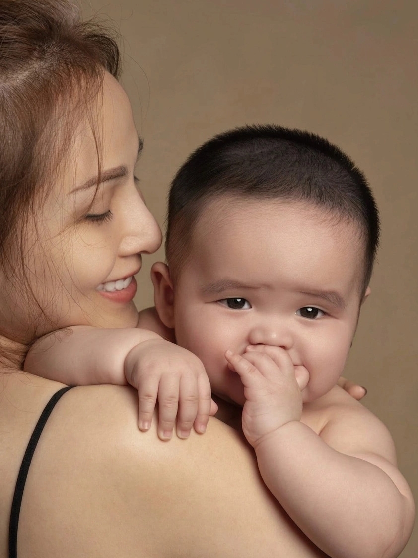 Hoa hậu Diễm Hương lần đầu khoe ảnh cận mặt con trai thứ hai, bé Ong, khi nhóc tì tròn sáu tháng tuổi.