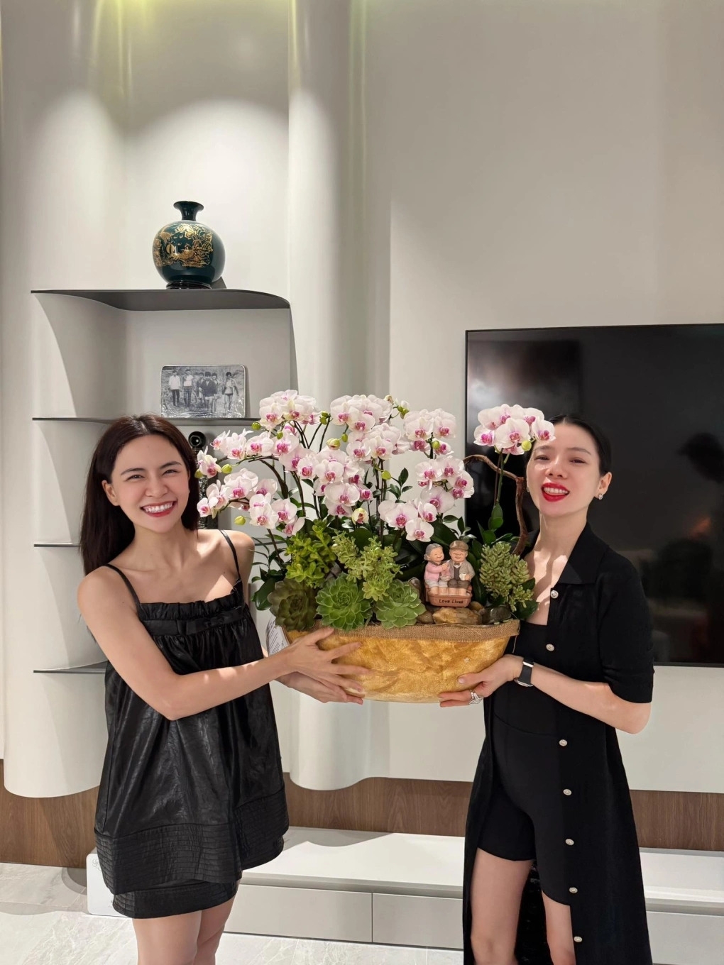 Hà Nhi khoe hình ảnh Lệ Quyên thăm nhà mới của mình.