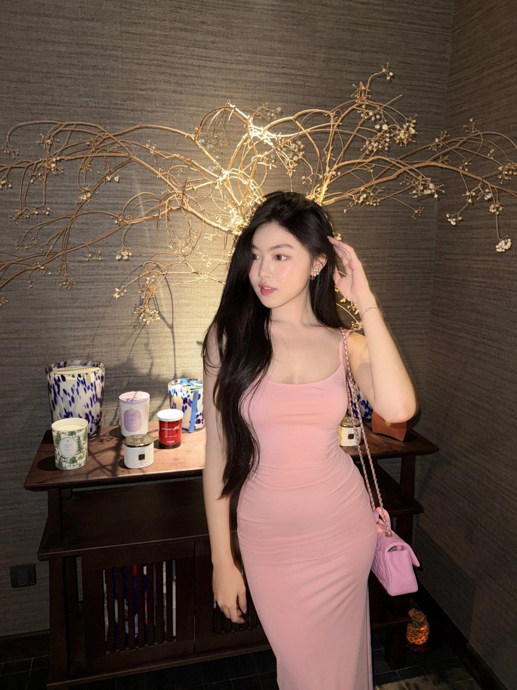 Con gái Lọ Lem của MC Quyền Linh nhận hàng trăm lời khen cho nhan sắc ngọt ngào, vóc dáng gợi cảm khi phối váy hai dây bó sát với túi Chanel màu đồng điệu cùng kiểu trang điểm trong suốt đi ăn tối.