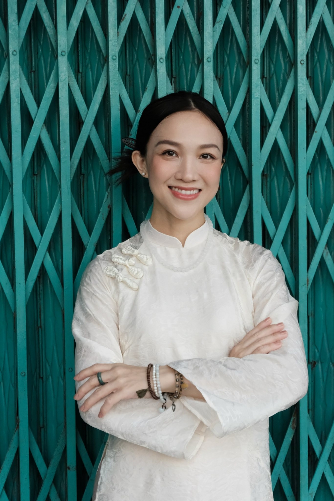 Phan Đinh Tùng và bà xã Thái Ngọc Bích bất ngờ trở thành tâm điểm bàn tán khi nam ca sĩ nhiều lần xuất hiện một mình đưa hai con đi chơi mà không có vợ đồng hành. Cùng lúc, cư dân mạng chú ý đến dòng trạng thái khá tâm trạng của Thái Ngọc Bích với những từ khóa như “một mình”, “không cô đơn”, “yêu lấy chính mình”, làm dấy lên nhiều đồn đoán.
