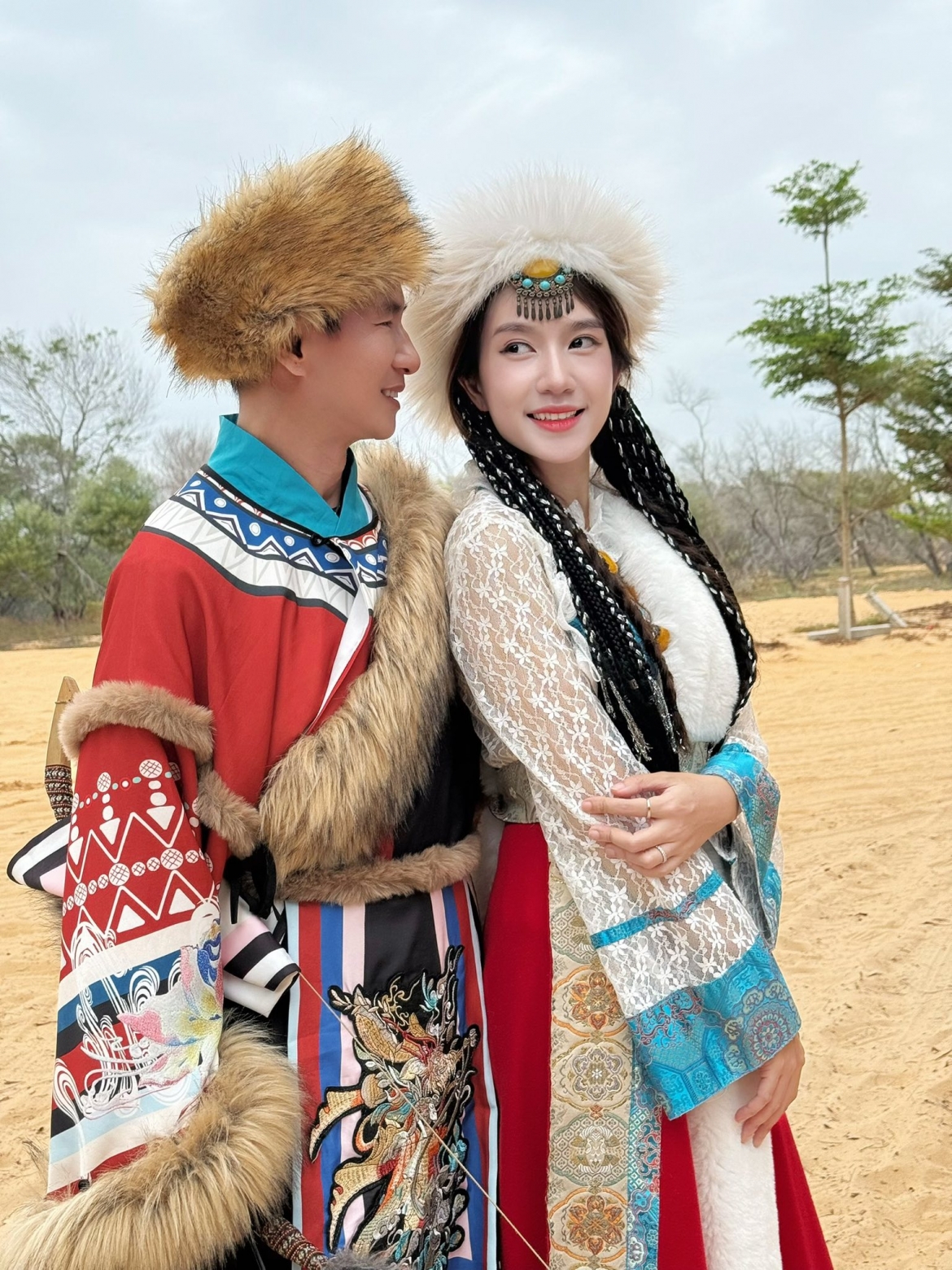 Vợ chồng Lý Hải – Minh Hà tình tứ khi đi du lịch. Cả hai thực hiện bộ ảnh theo phong cách du mục.