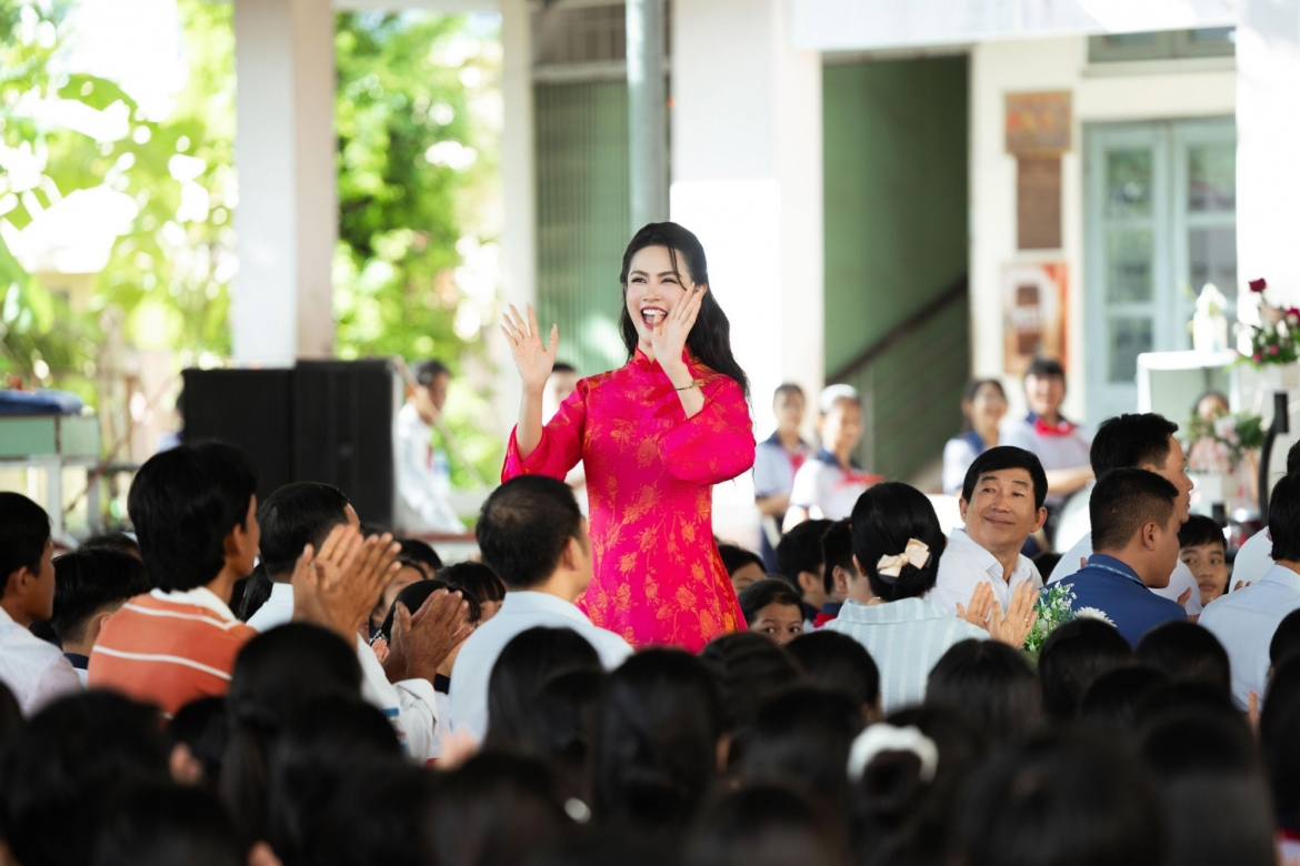 Hoa hậu Phan Thị Mơ rạng rỡ đáp lại sự chào đón nồng nhiệt khi trở về trường cũ tại quê nhà Đồng Tháp. Nàng hậu đã trao tặng các phần học bổng, hỗ trợ các em học sinh giỏi có hoàn cảnh khó khăn.