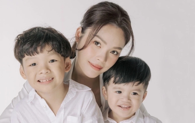 Dương Cẩm Lynh đang đối mặt với các vấn đề về sức khỏe tinh thần sau biến cố cha qua đời vào cuối năm 2025. Cô cho biết chứng trầm cảm khiến cô mất ngủ, bỏ bữa liên tục, cơ thể suy kiệt và sụt khoảng 4-5 kg trong thời gian ngắn.