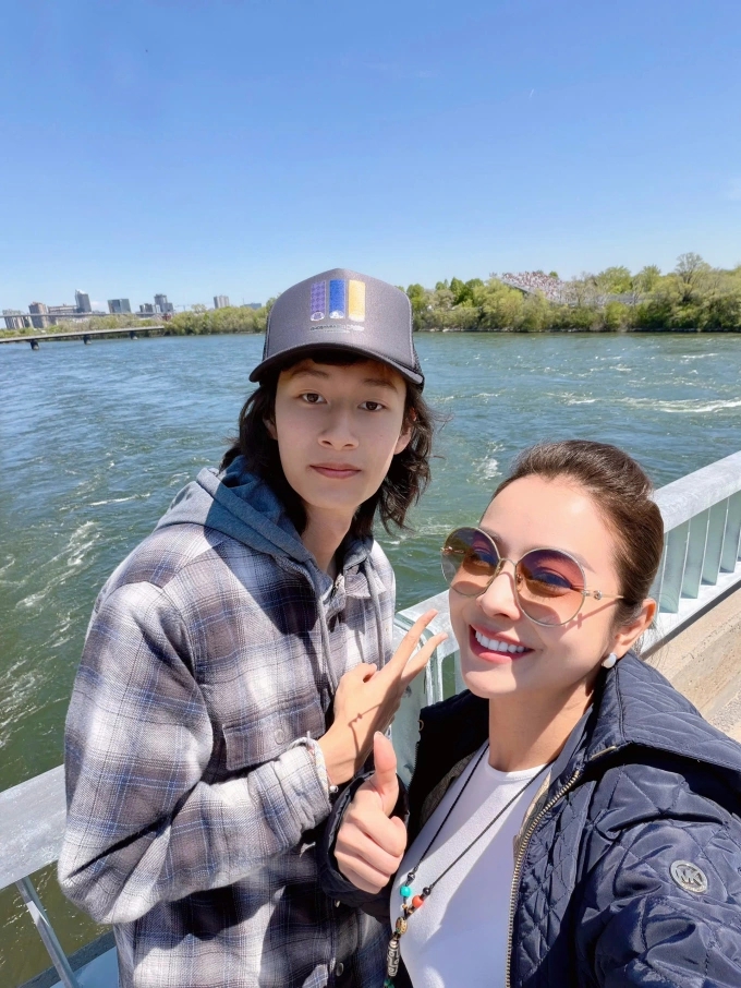 Cuối tuần qua, Jennifer Phạm dành ba ngày đưa con trai Bảo Nam đến Montreal (Canada) xem chặng đua Công thức 1. Chuyến đi là món quà cô tặng con trước lễ tốt nghiệp trung học phổ thông. Ở tuổi 18, Bảo Nam định hướng theo đuổi ngành vật lý và muốn bắt đầu cuộc sống tự lập ở ký túc xá ngay khi vào đại học.