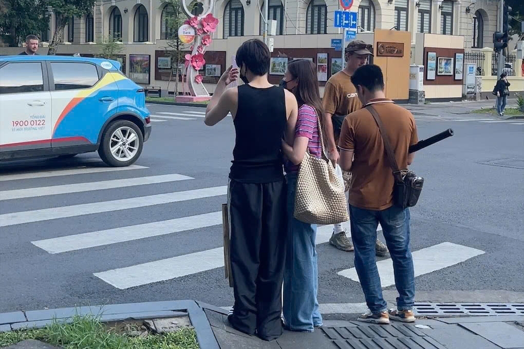 Tối 7/5, mạng xã hội bất ngờ "nổ tung" trước loạt khoảnh khắc team qua đường bắt gặp Negav và Uyển Ân xuất hiện cùng nhau trên phố. Chỉ vài tấm ảnh đời thường nhưng đủ khiến dân tình rần rần bàn tán vì tương tác giữa cả hai quá đỗi tình tứ.