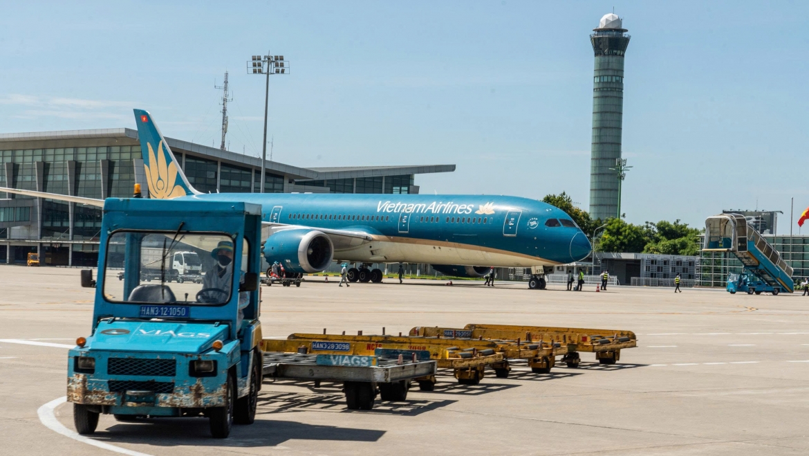 Đặc thù công việc tại khu bay đòi hỏi người lao động phải thường xuyên tiếp xúc trực tiếp với mặt sân bê tông – nơi hấp thụ và tỏa nhiệt rất lớn dưới cái nắng gay gắt.