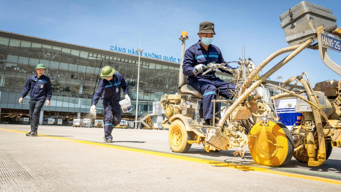 Bên cạnh việc bố trí lao động khoa học, Công đoàn Cảng HKQT Nội Bài cũng tổ chức các đợt thăm hỏi, động viên, hỗ trợ lực lượng làm việc trực tiếp tại những khu vực có điều kiện khắc nghiệt nhất trong sân bay.