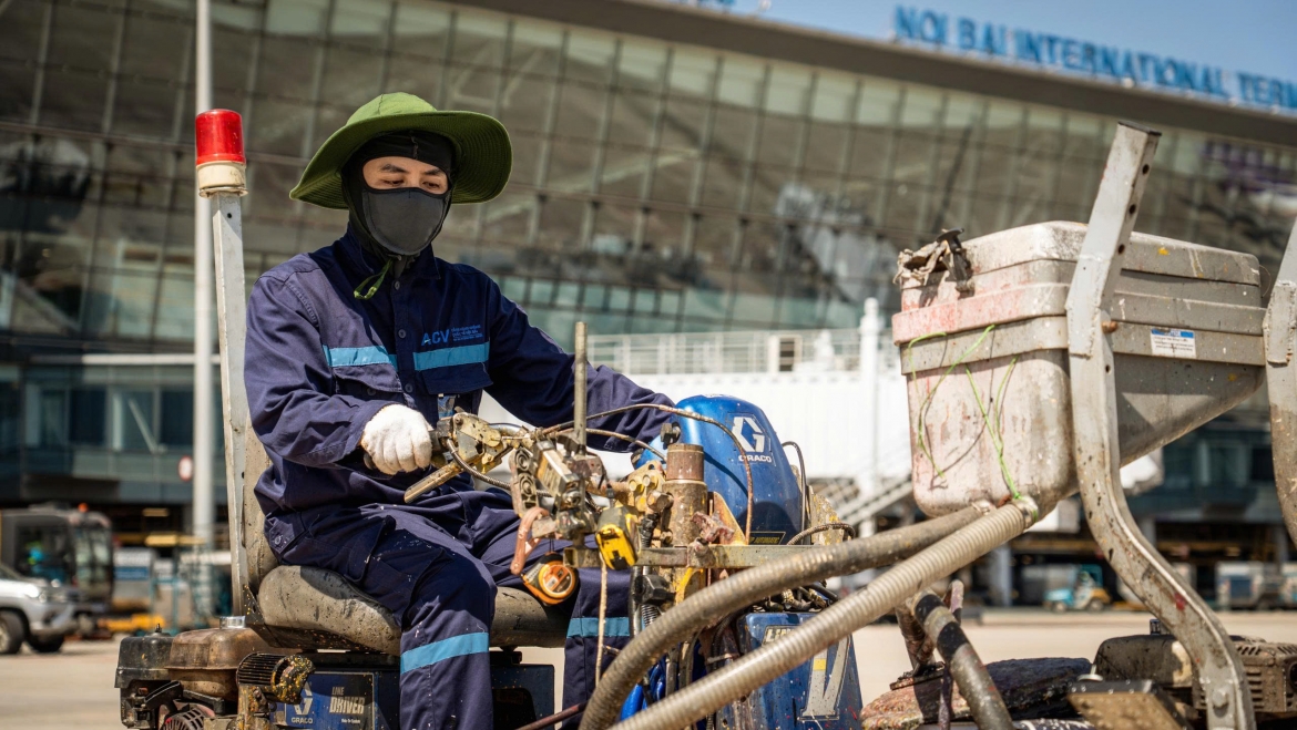 Tại khu bay, nhiều công việc được triển khai liên tục trong điều kiện thời tiết cực đoan như tuần tra sân đường, cắt cỏ, nạo vét hệ thống thoát nước, kiểm tra và bảo dưỡng hệ thống biển báo tín hiệu, đèn tiếp cận, sơn kẻ vị trí đỗ tàu bay…