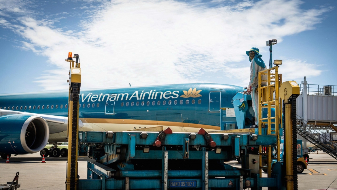 Trời càng nắng, công việc càng phải được đẩy nhanh tiến độ để hoàn thành kịp thời, tránh bị gián đoạn khi thời tiết chuyển mưa, dông, bão...