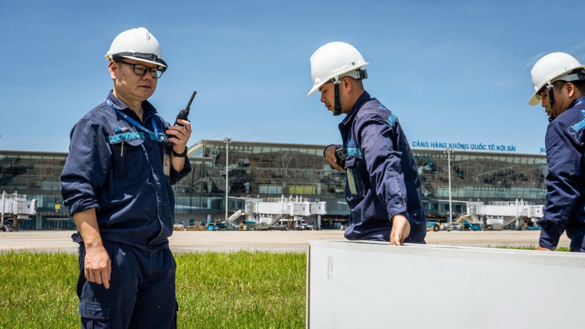 Trong điều kiện thời tiết khắc nghiệt như thiêu đốt, hàng trăm cán bộ, công nhân viên vẫn miệt mài bám trụ khu bay, duy trì mọi hoạt động khai thác, bảo dưỡng nhằm đảm bảo tuyệt đối an toàn cho mỗi chuyến bay.