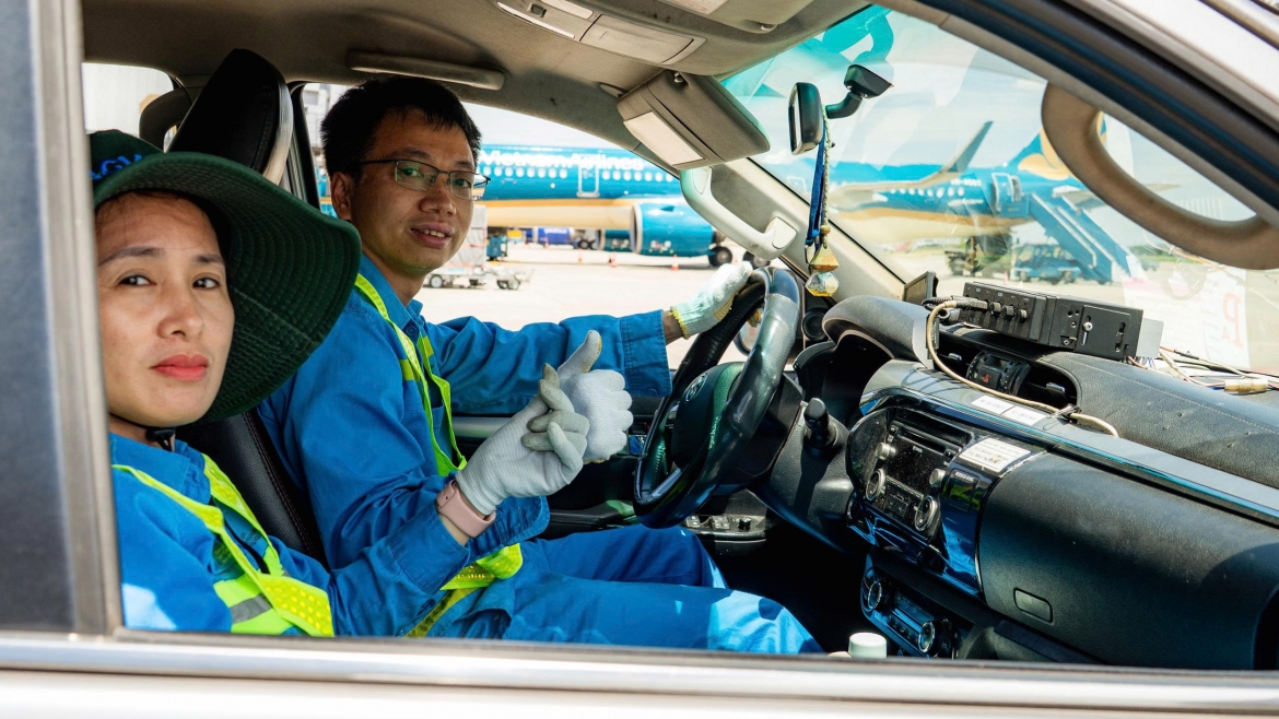 Dưới cái nắng như thiêu như đốt ấy, các lực lượng làm việc trong khu bay vẫn âm thầm thực hiện nhiệm vụ với cường độ cao để duy trì hoạt động khai thác an toàn, thông suốt.