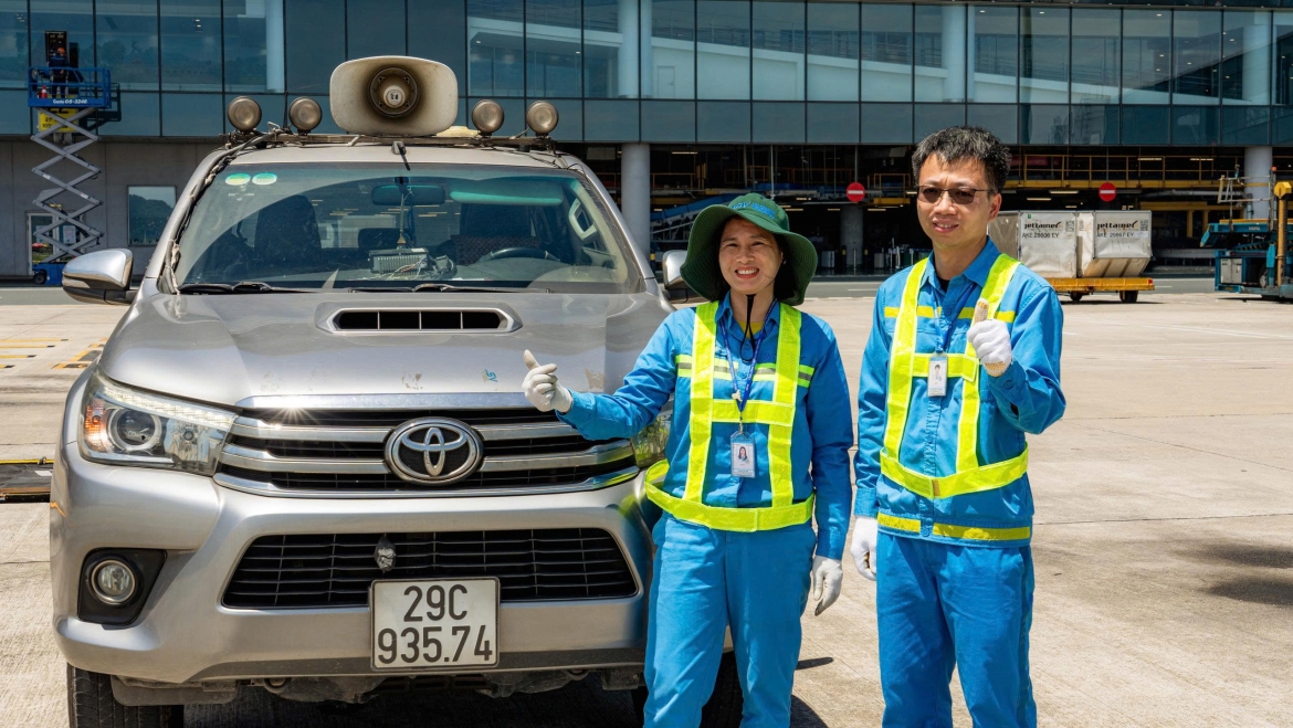 Đối với cán bộ, công nhân viên khu bay, mùa nắng nóng luôn là giai đoạn áp lực công việc gia tăng đáng kể. Đây cũng là thời điểm các đơn vị phải tăng tốc triển khai các hạng mục bảo dưỡng, duy tu nhằm bảo đảm tiến độ trước khi bước vào mùa mưa bão với nguy cơ dông lốc bất thường.