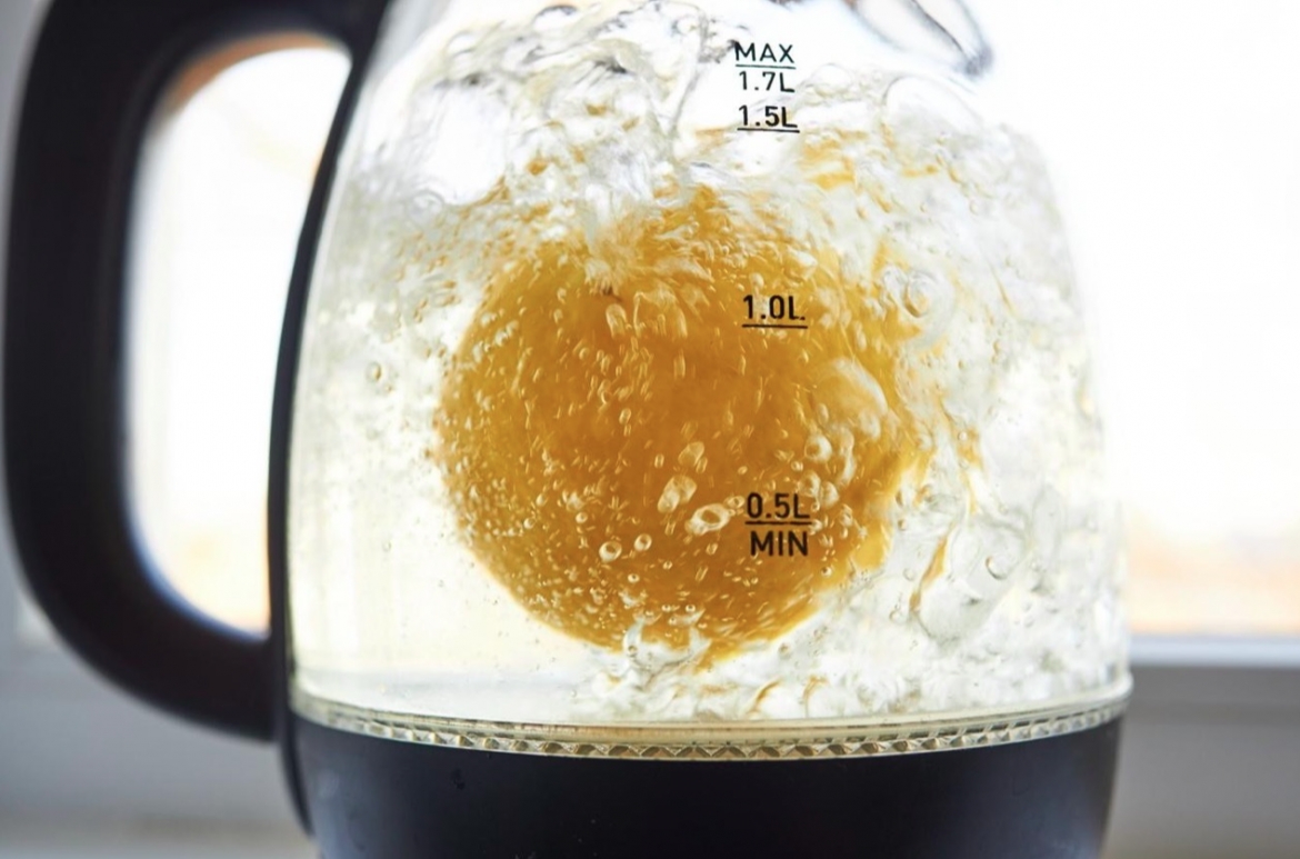 Sử dụng chanh tươi là cách đơn giản để vệ sinh ấm siêu tốc. (Ảnh: Better)
