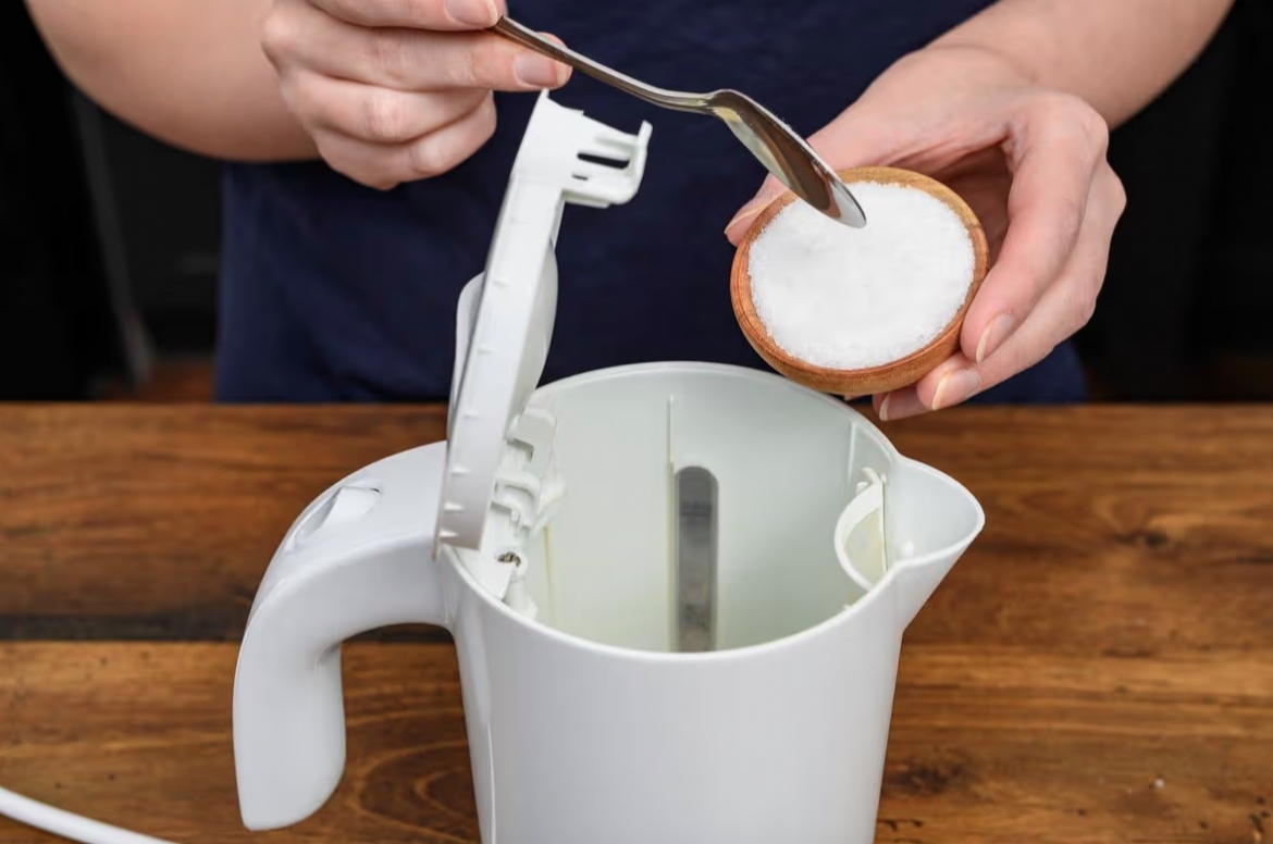 Muối nở giúp nhanh chóng đánh bay cặn bám và vết ố vàng cứng đầu. (Ảnh: DIY)